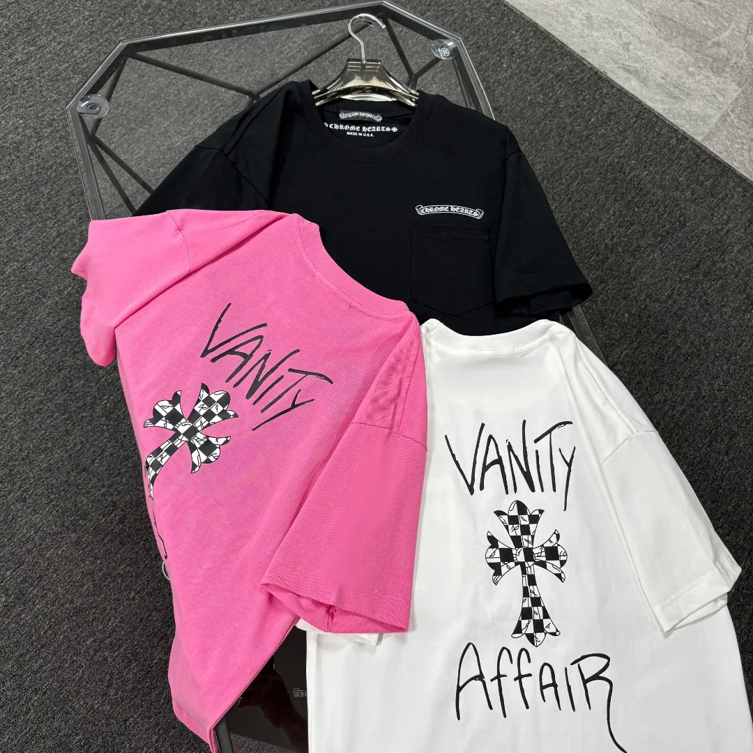 P170 Chrome Hearts Chrome Hearts 25 high version. The fabric is made of 300 grams of high-density cotton. It does not deform or shrink. It has three labels. It is the same style for men and women. Technology: digital printing. Color: white, black, pink. SIZE: S-XL